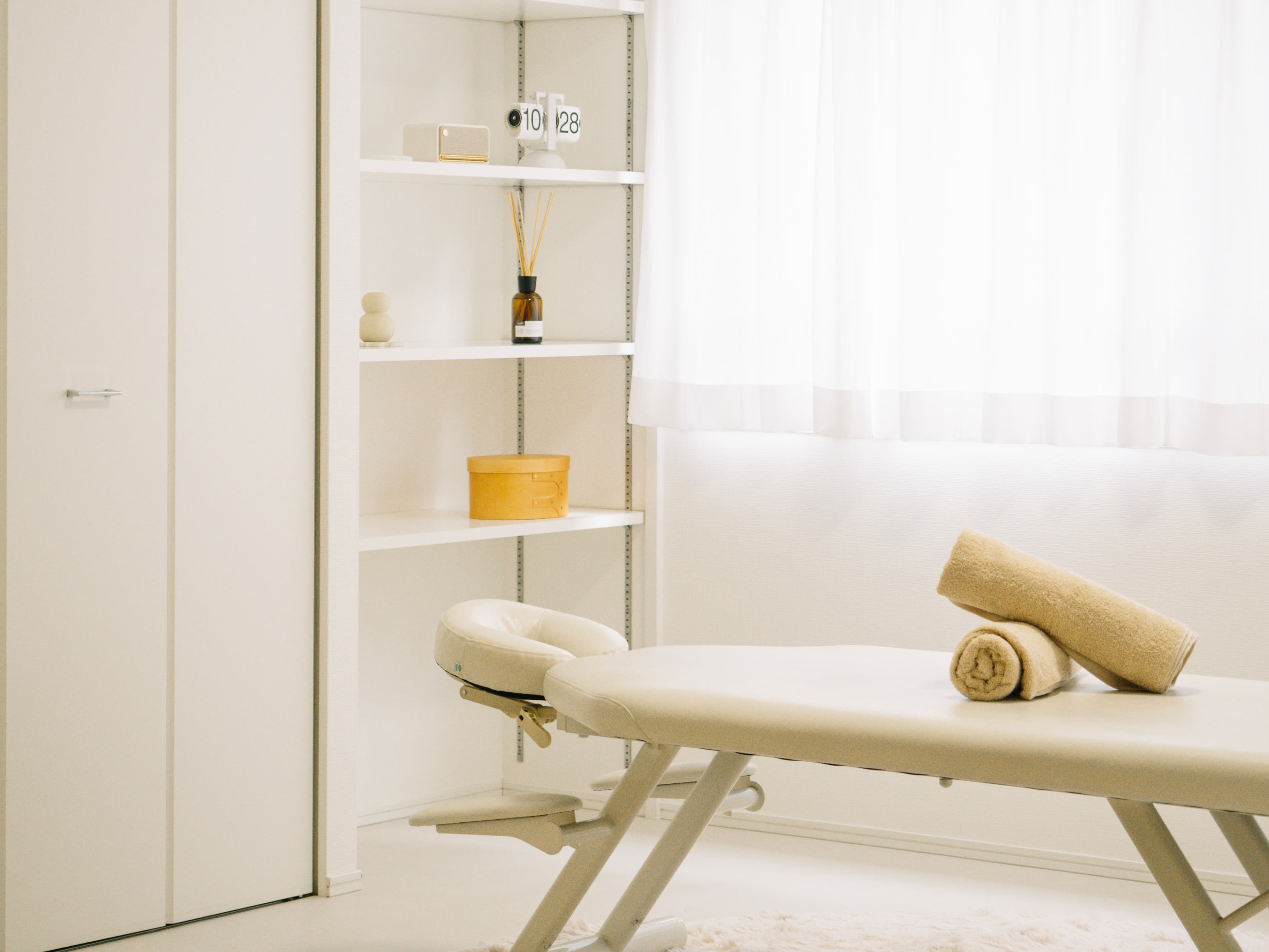 大阪店舗の待合室。アーチ型の入口とソファが印象的なおしゃれな空間。