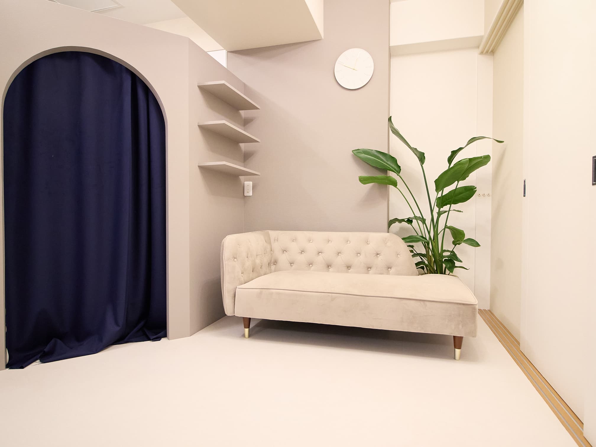 東京店舗の内装。清潔感のある個室空間。