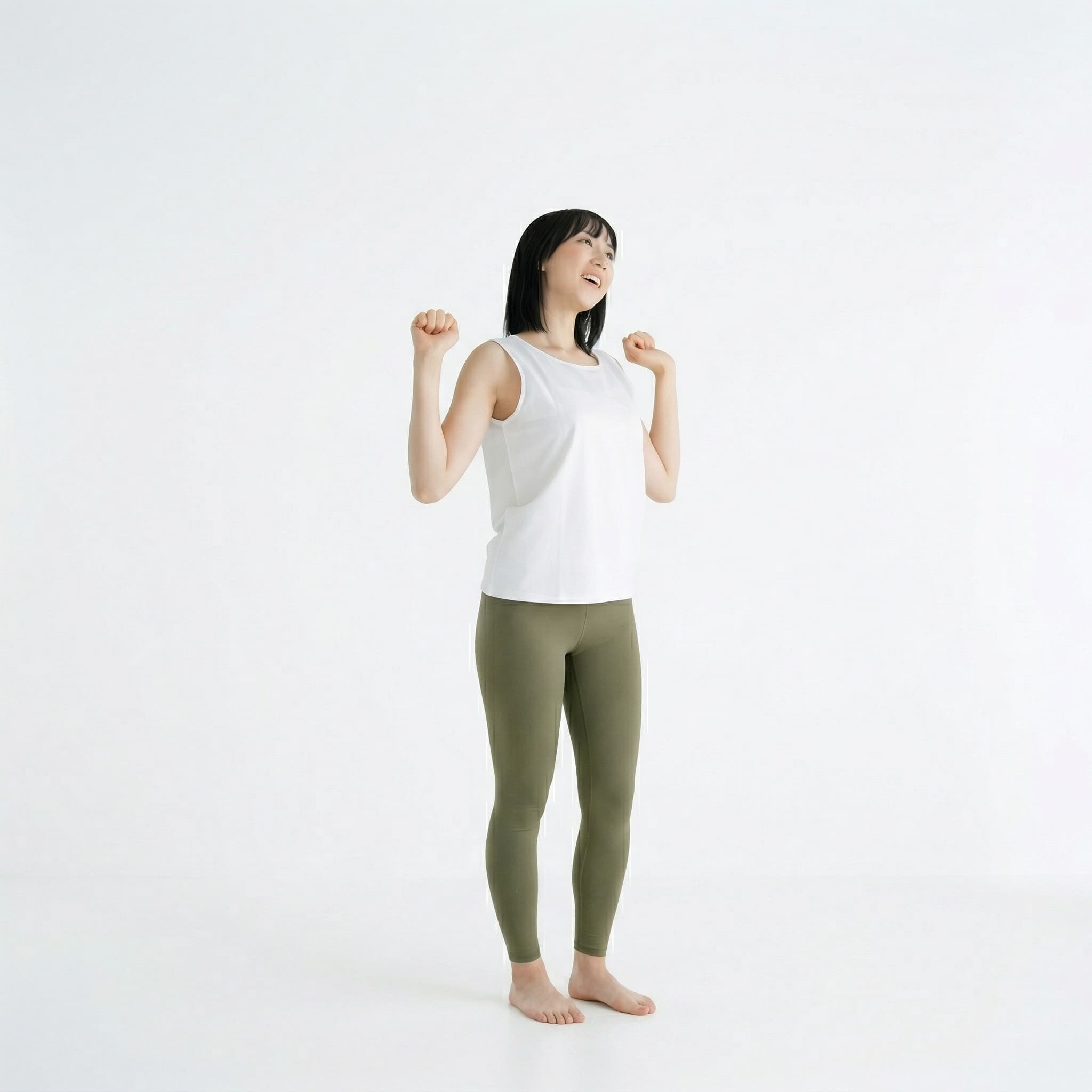 窓際で朝日を浴びながら伸びをしている、健康的でスタイルの良い女性