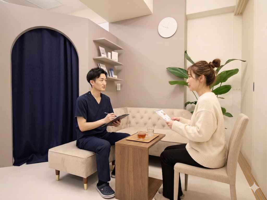 整体サロンのラウンジで、スタッフがお客様の状態をヒアリングしているカウンセリングの様子。